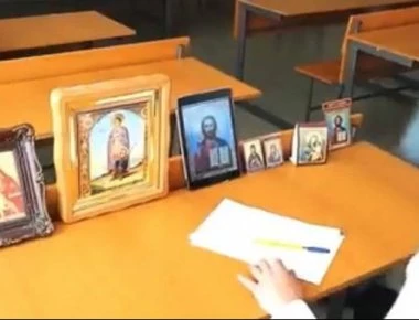 Ο μαθητής που δίνει εξετάσεις με την... εξελιγμένη βοήθεια του Θεού (βιντεο)